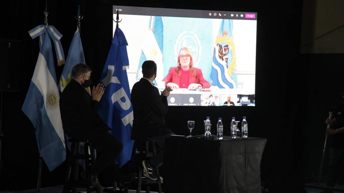 Alicia Kirchner firmó un acuerdo con el presidente de YPF. Fuente: (Twitter)