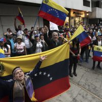 SRE: México no desconocerá a Maduro... y venezolanos "toman" embajada en CDMX en apoyo a Guaidó (Videos)