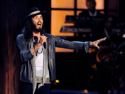 Policía interroga al actor Russell Brand por acusaciones de agresión sexual