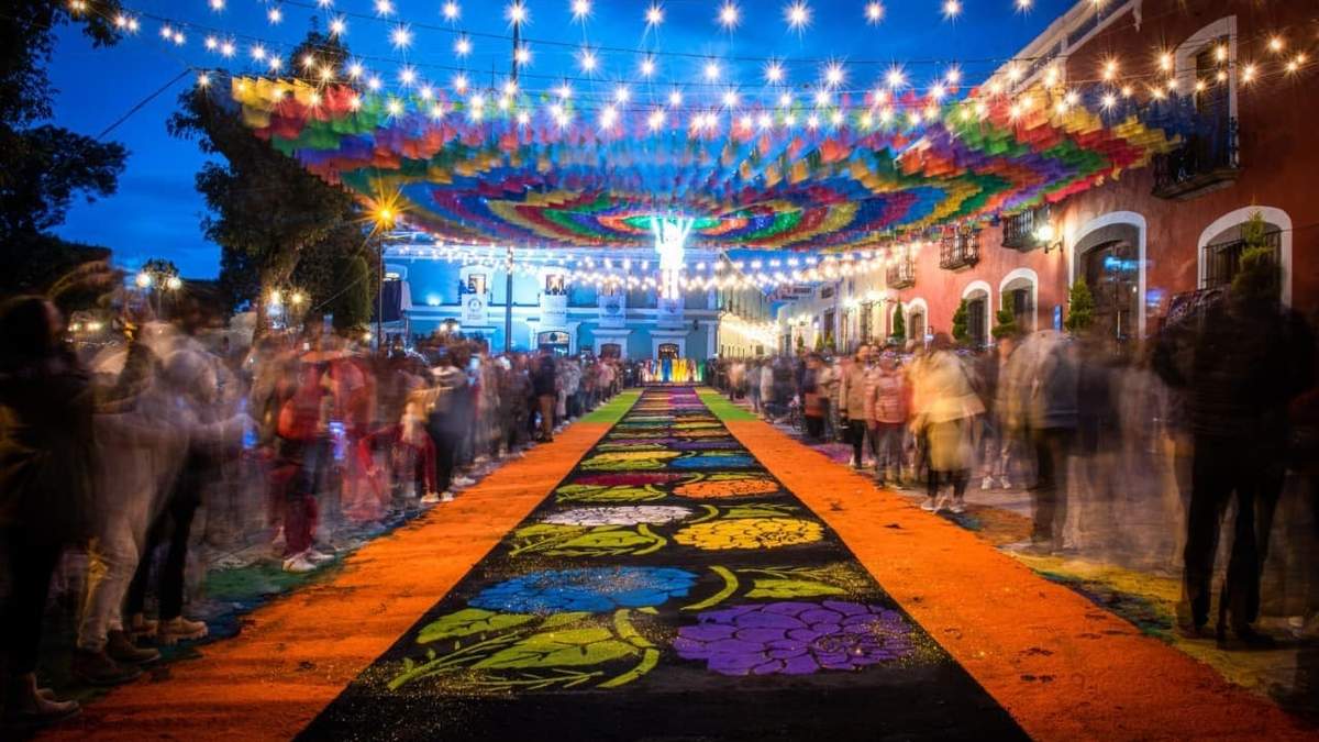 Huamantla logra Récord Guinness por mega alfombra de aserrín