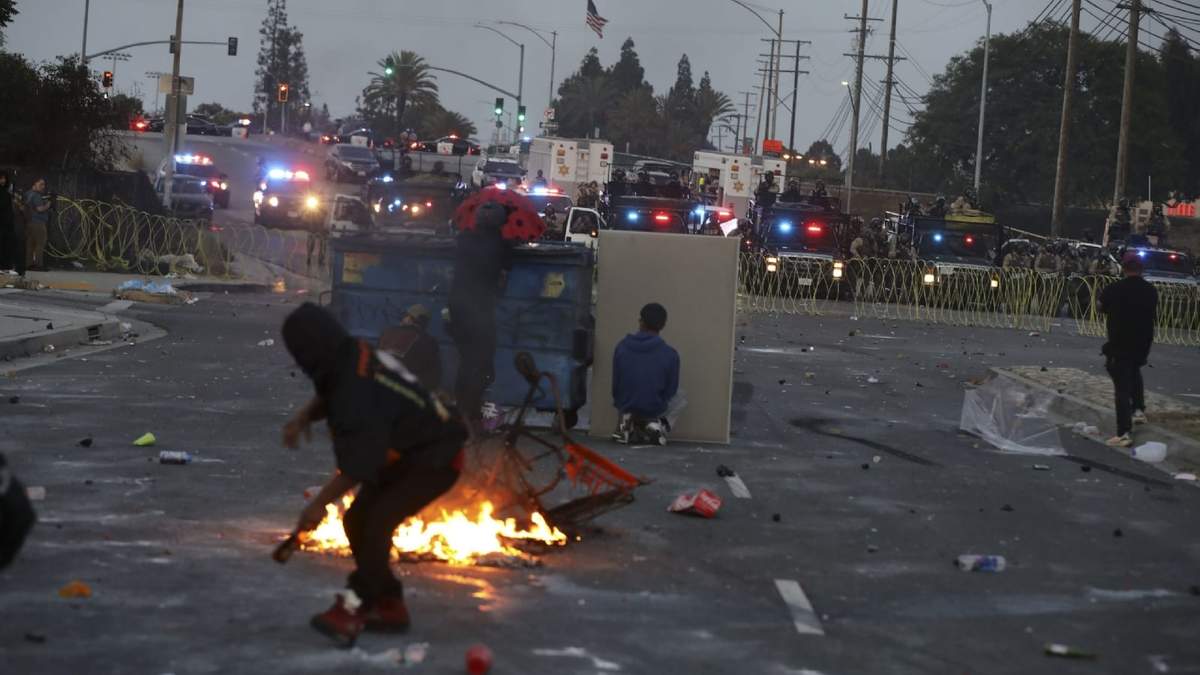 Imagen del 7 de junio de 2025 de manifestantes enfrentándose a los ayudantes del sheriff de Los Angeles