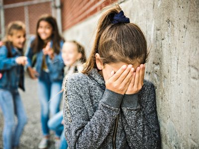 Escándalo en la provincia: un padre atacó a un profesor y lo acusó de hacerle bullying a su hijo