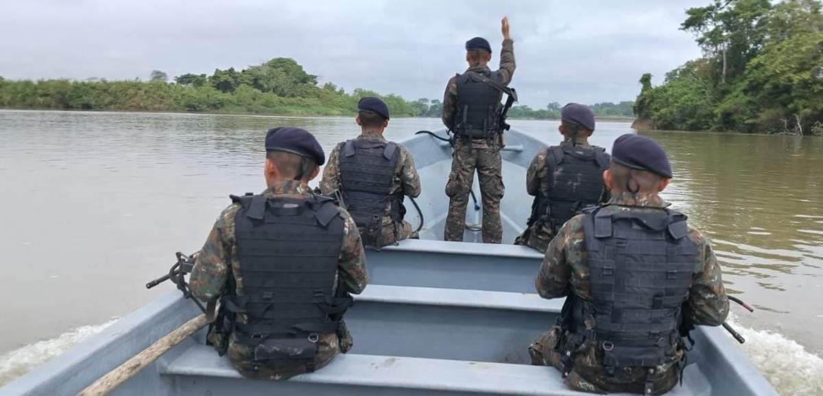Militares guatemaltecos en el Río Usumacinta