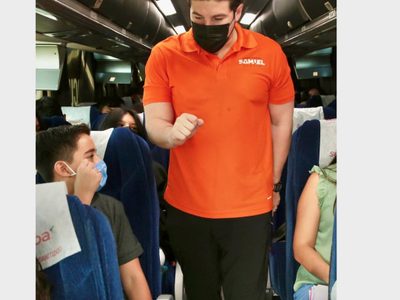 Samuel García acompaña al primer grupo de niños enviados a Texas para vacunarse contra covid-19