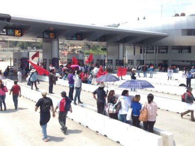 Padres de los 43 y maestros dan paso libre en la caseta México-Cuernavaca