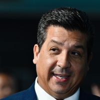 Acusa Cabeza de Vaca persecución política por nueva orden de aprehensión