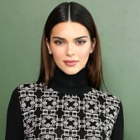 ¡Todos atentos! Kendall Jenner nos sorprendió con un vestuario blanco y una rosa ¿se casa?