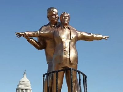 Activistas colocan estatua de Trump y Epstein al estilo Titanic