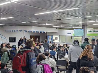 Por el temporal de nieve, dispusieron diferentes espacios para albergar a turistas varados en Piedra del Águila