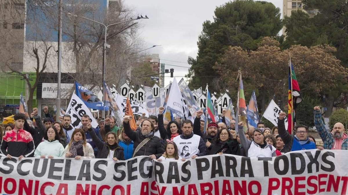 La marcha de ATEN en el centro de Neuquén. Fuente: (Emiliano Ortiz)