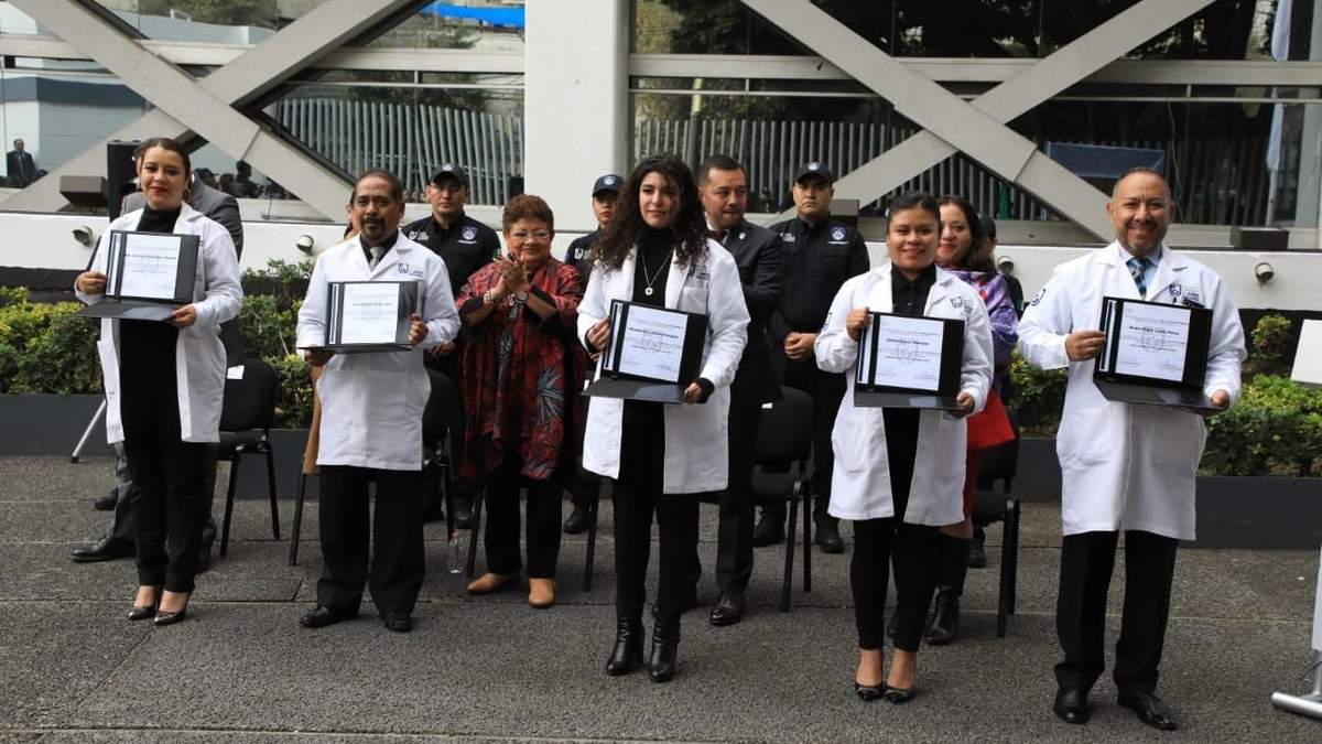 Ernestina Godoy entregó reconocimientos a personal de la institución que apoyó al estado de Guerrero, luego del paso del huracán Otis