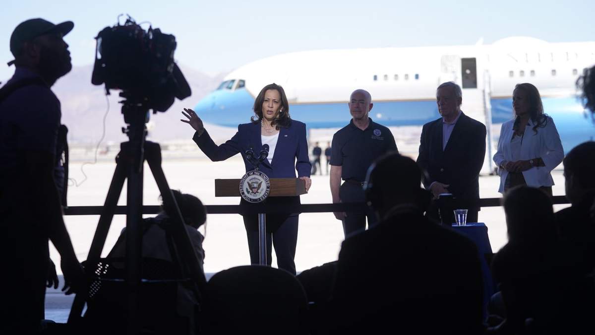 Kamala Harris durante su visita a la frontera con México