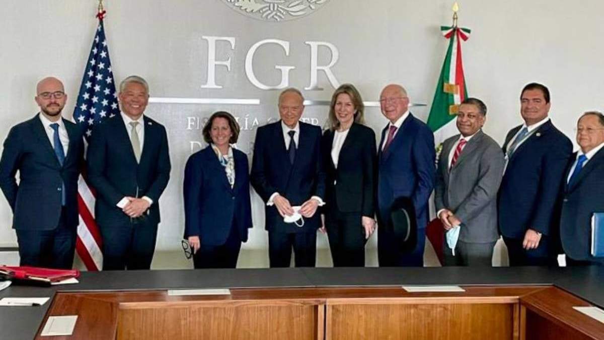 Gertz Manero y Ken Salazar en la FGR