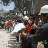 Forman 'cadenas humanas” para rescatar a atrapados tras derrumbe en calles de Viaducto