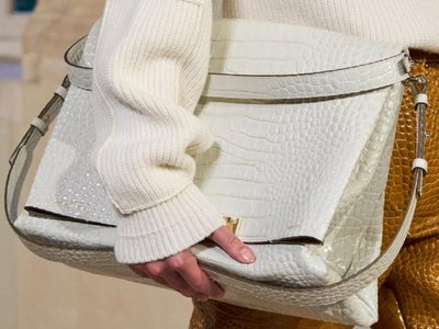 Probá este truco de la abuela para eliminar las manchas y la suciedad en tu bolso blanco y dejarlo como nuevo