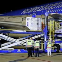 Llegó un avión con 768 mil dosis de la vacuna contra el coronavirus de Sinopharm