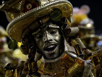 El carnaval volvió con toda su fuerza a Río de Janeiro para enterrar la tristeza de la pandemia