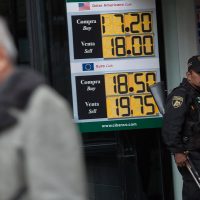 Peso frena su desplome; dólar cierra en 18.20