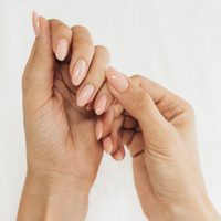 Animate a probar las uñas tono de leche: 5 estilos para una manicura pulcra y sofisticada