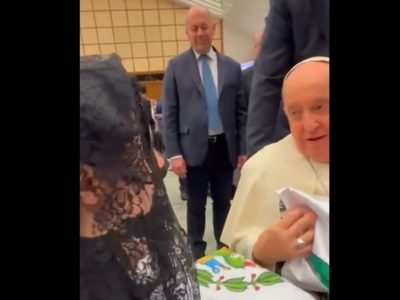Sandra Cuevas saluda al Papa Francisco en El Vaticano (Video)