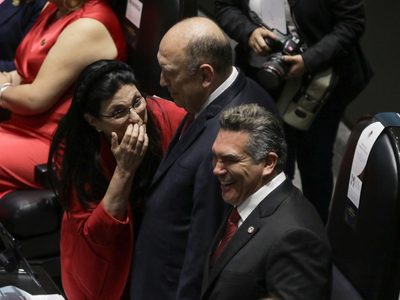 Diputados del PRI abandonan la sesión en San Lázaro para no incurrir en “desacato”