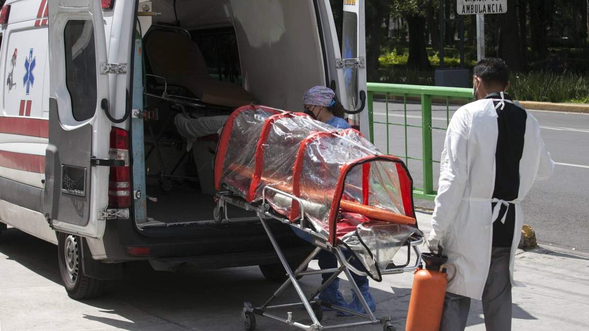 Un paramédico desinfecta una cápsula donde son trasladados los pacientes contagiados de covid-19