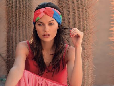 Desde la playa, Sofía Jujuy Jiménez se mostró a la moda con su original microbikini
