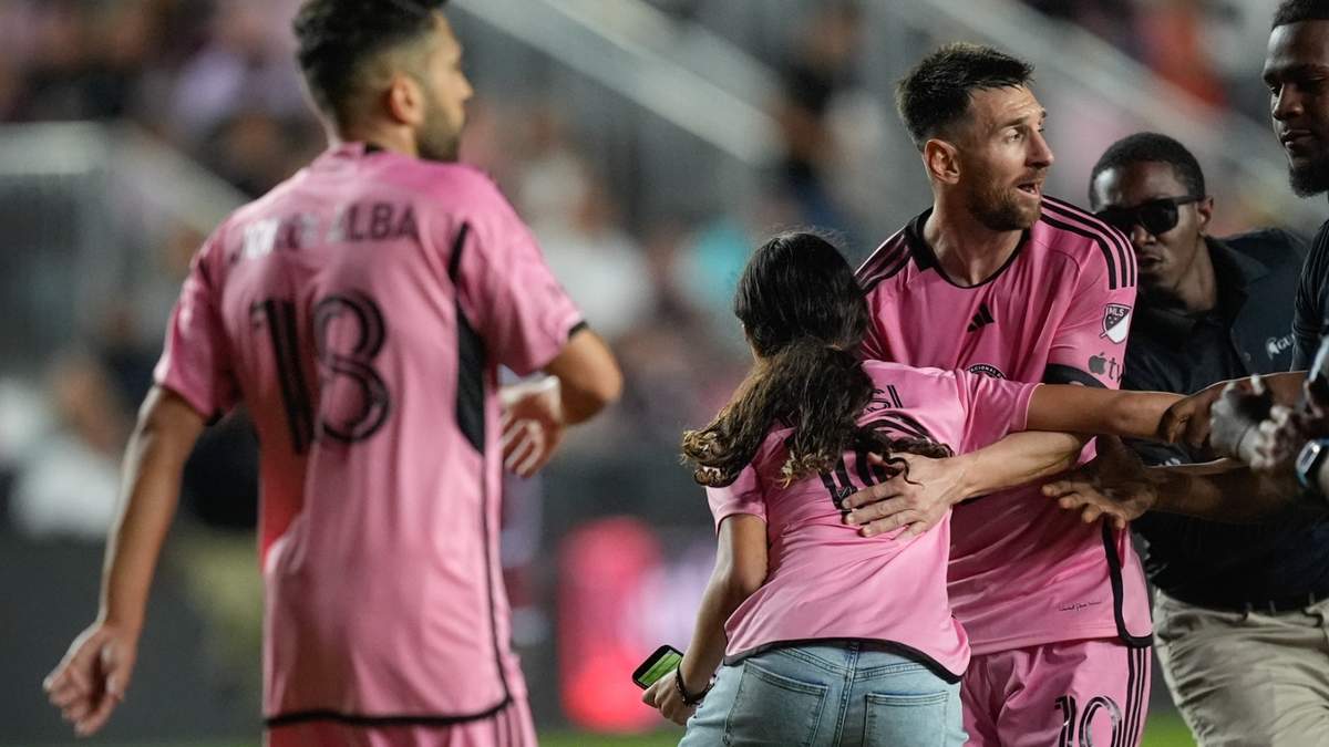 Aficionada invade la cancha para una foto con Messi