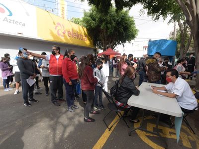 Padres acusan desorganización y falta de vacunas contra covid-19 para niños de 11 años en la CDMX