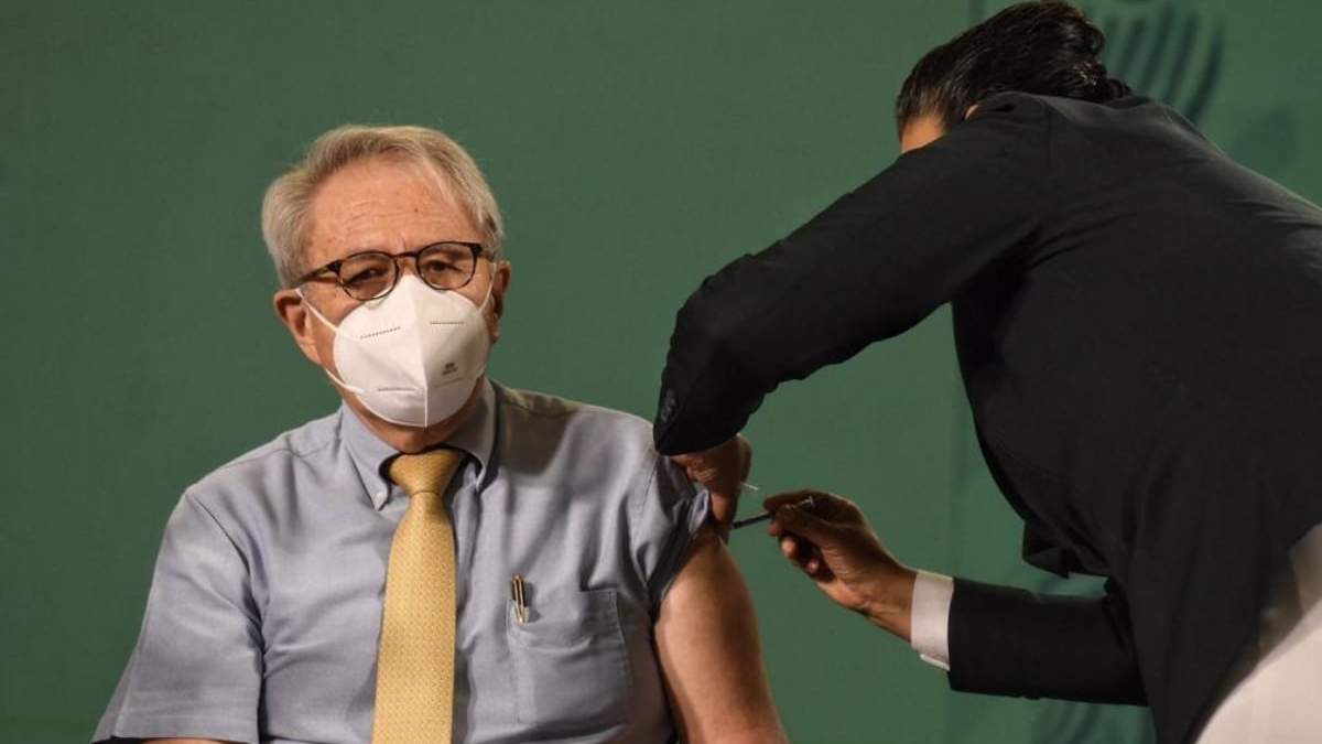 El secretario de Salud, Jorge Alcocer, recibió la segunda dosis de la vacuna de AstraZeneca