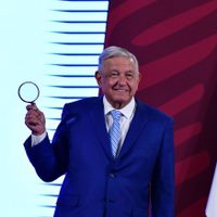 AMLO usa una lupa en la mañanera y Beatriz Gutiérrez Müller explica la razón