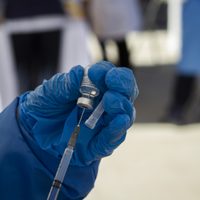 EU busca acuerdo entre J&J y COVAX para vacunar contra covid-19 a personas en zonas de conflicto