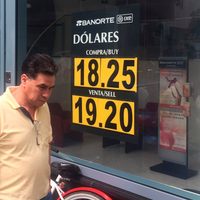 Peso frena caída, pero el dólar sigue arriba de los 19 pesos; cierra en $19.15