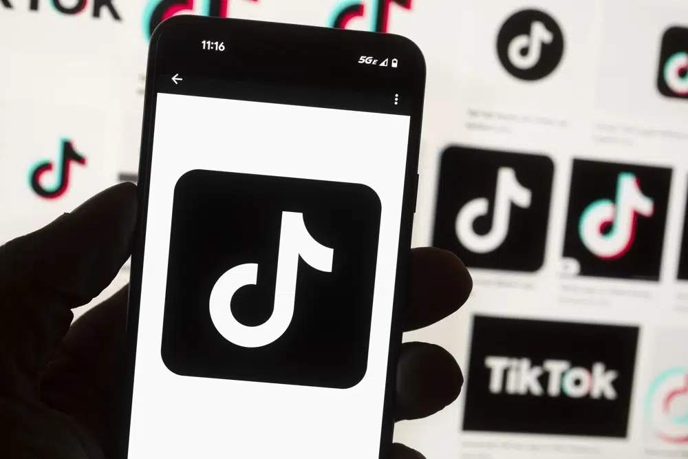 La app de TikTok en un teléfono celular