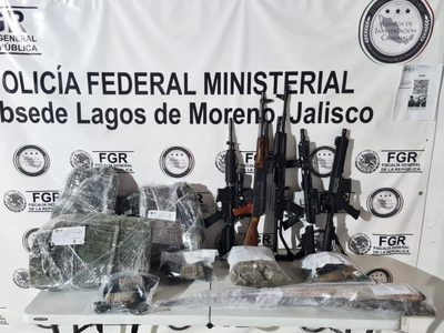La FGR asegura armas, vehículos y droga en una casa de Lagos de Moreno