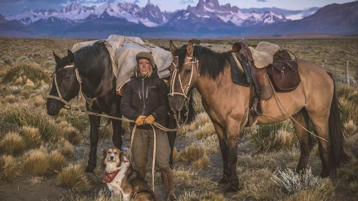Anna, sus dos caballos y su perra en la Patagonia. Fuente: (Twitter)
