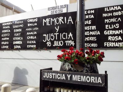 AMIA: en el 28° aniversario del atentado, se realizaron reclamos al Gobierno