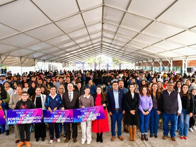 Tere Jiménez entrega becas en Jesús María