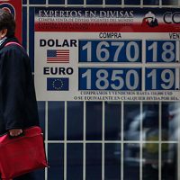 Peso frena caída y termina semana con leve ganancia; dólar cierra en $18.63