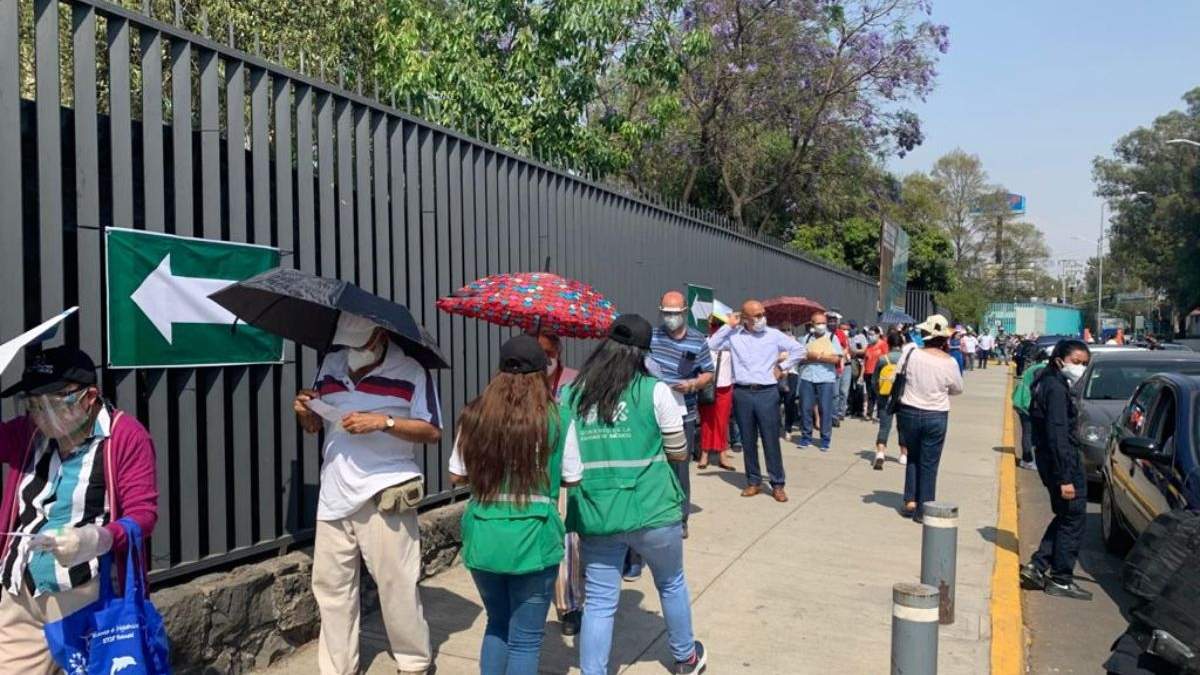 Una larga fila para recibir la vacuna en la Alberca Olímpica de la alcaldía Benito Juárez