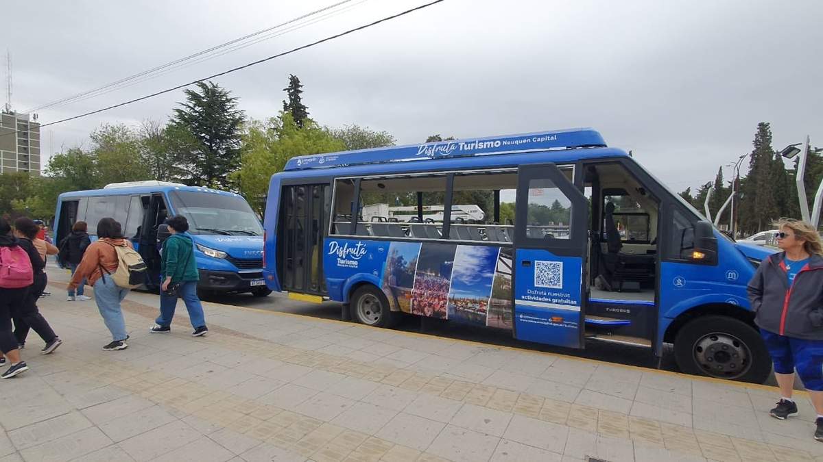 Bus turístico de Neuquén capital. Fuente: (Javier Manzano)