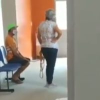 Mujer amarra a su esposo para que le apliquen la vacuna contra el covid-19 (Video)
