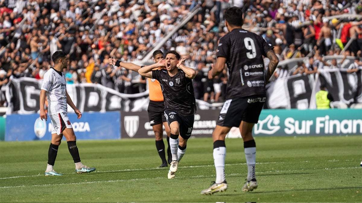 Fermín Antonini marcó y sale a festejar a lo Riquelme el único gol del Lobo mendocino.