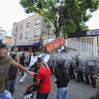Peralvillo: chocan policías y manifestantes durante protesta en Escuela de Homeopatía (Video)
