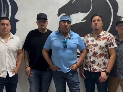 Integrantes de Grupo Bronco resultan ilesos tras caída de escenario en mitin en NL