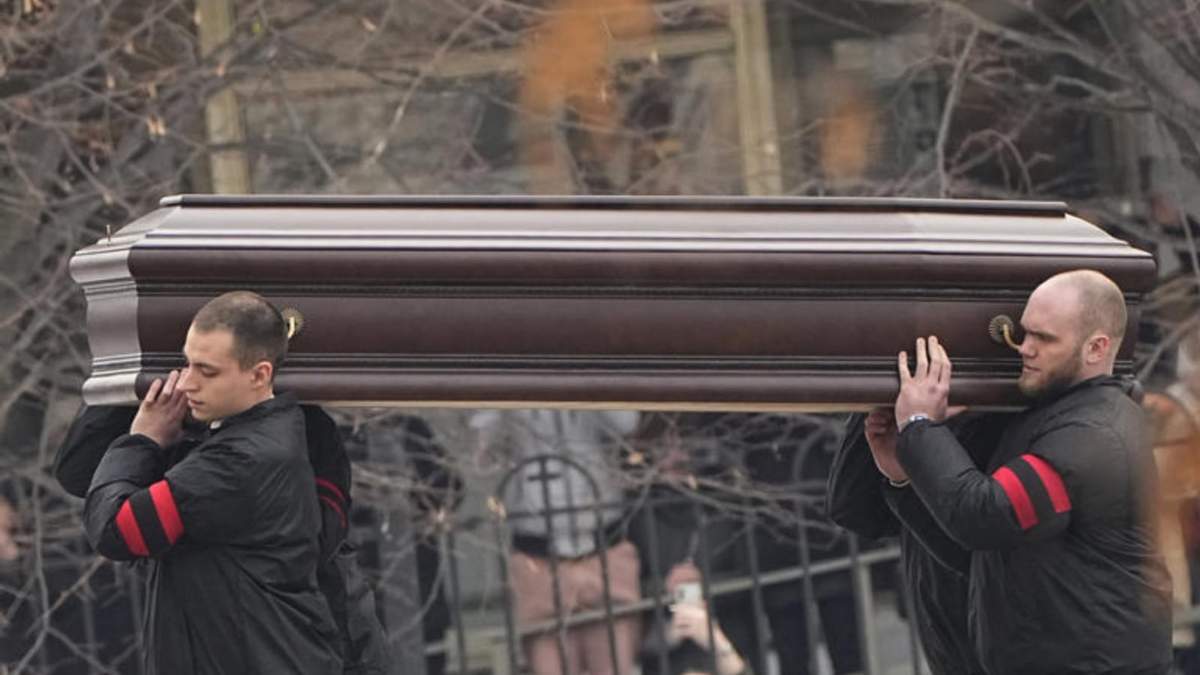 Operarios cargan con el féretro del opositor ruso Alexei Navalny hasta la iglesia del icono de la Madre de Dios Alivia mi sufrimiento, en Moscú, Rusia