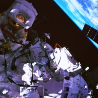 Astronautas chinos realizan caminata espacial en la estación Tiangong