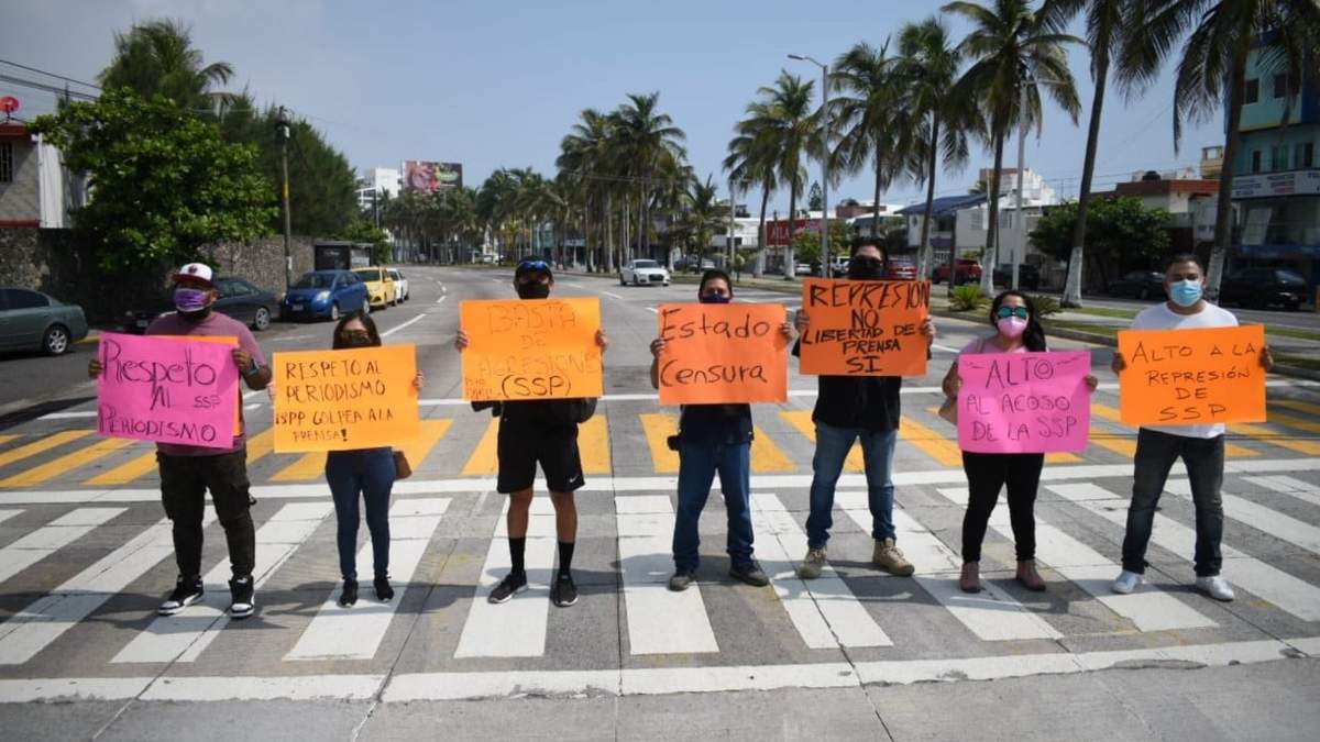 Periodistas de diversos medios de comunicación se manifestaron frente al Centro de Control.