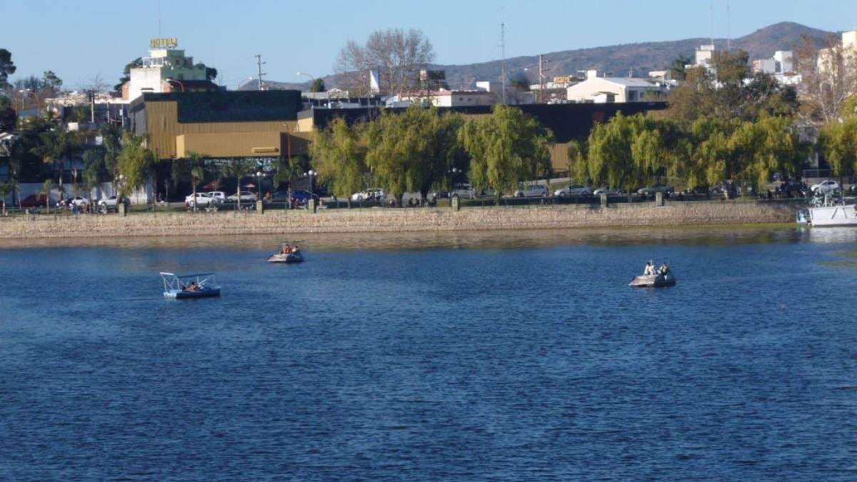 Limpian costanera del lago cordobés. Fuente: (Instagram)