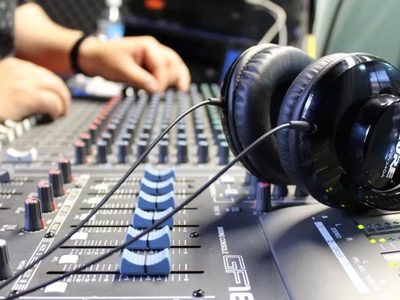 Parte vital de la comunicación: este 24 de mayo se celebra el Día del Operador de Radio